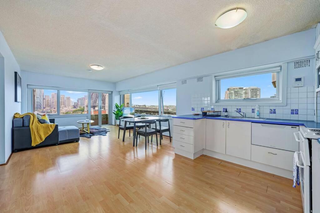 Bridge View 2 Bed Apt At Kirribilli * Sydney